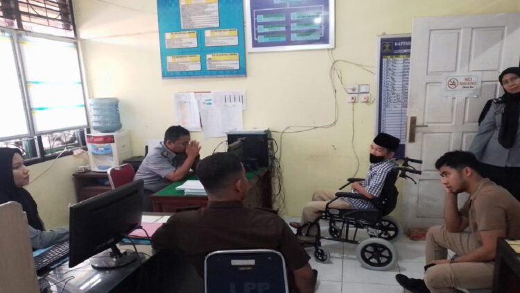 Terdakwa korupsi jalan tol, Yuniswan (pakai kursi roda) sesaat sebelum proses eksekusi. (Foto: Dok. Kejati Sumbar)