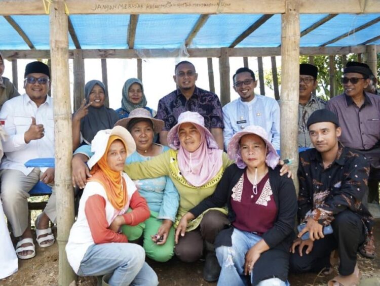 Andre Rosiade saat bertemu dengan emak-emak di Jorong Kandang Malabuang, Nagari Lawang Mandahiling, Kecamatan Salimpauang, Kabupaten Tanahdatar, beberapa waktu lalu. (Foto: Dok. Istimewa)