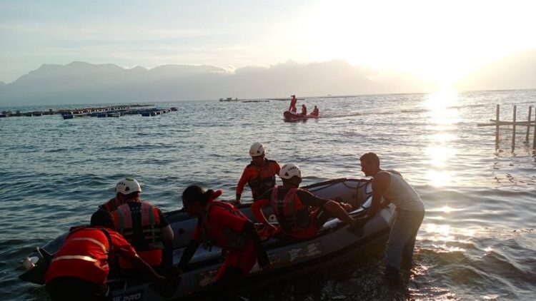 Pencarian seorang nelayan yang hilang di Danau Maninjau sejak Minggu (24/9/2023) pagi. (Foto: Dok. Basarnas)