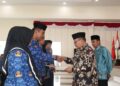 Bupati Agam Andri Warman menyerahkan SK kenaikan pangkat, Kamis (21/9/2023). (Foto: Dok Diskominfo Agam)