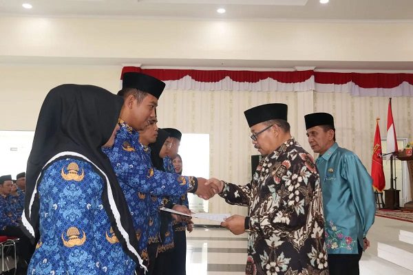 484 ASN di Kabupaten Agam Naik Pangkat 1 Bupati Agam Andri Warman menyerahkan SK kenaikan pangkat, Kamis (21/9/2023). (Foto: Dok Diskominfo Agam)
