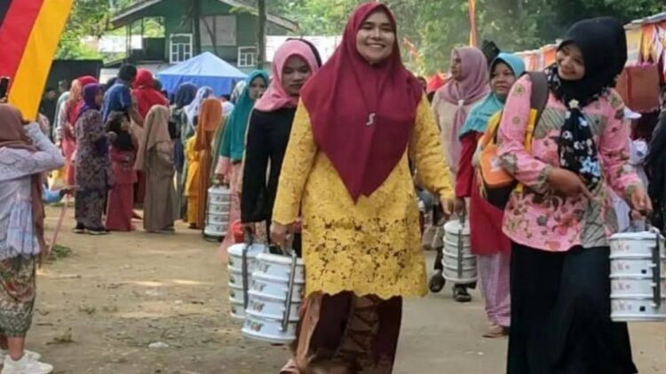 Gebyar talago biru Atar, Kecamatan Padang Ganting, Kabupaten Tanahdatar peragakan 1.000 rantang (Antara/Etri Saputra)