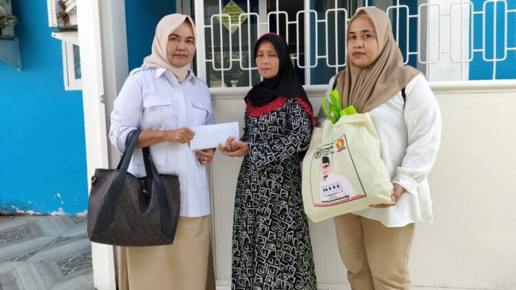 Andre Rosiade Bantu Korban Luka Bakar di Palembayan Agam 1 Wakil Ketua DPD Partai Gerindra Sumbar, Nurhaida (kiri) menyerahkan bantuan kepada keluarga korban terdampak kebakaran di Palembayan Agam yang terjadi beberapa waktu lalu. (Foto: Dok. Tim AR)