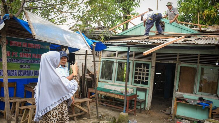 Dimulai Sejak 2022, Program Bedah Rumah Semen Padang Bantu Entaskan Kemiskinan 1 Program bedah rumah Semen Padang. (dok. humas)