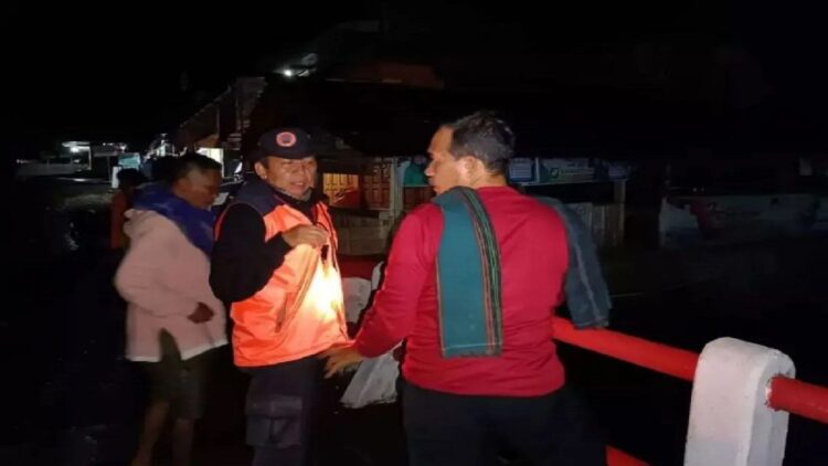 Tim BPBD Padangpariaman, Sumbar mengunjungi lokasi bencana di daerah itu pada Rabu malam (20/9/2023). (Antara/istimewa)