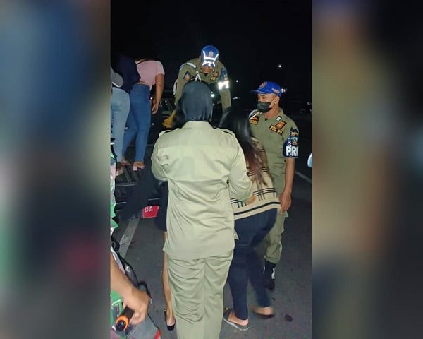 6 Pemandu Karaoke Ditangkap Satpol PP-Damkar Dharmasraya, Razia Diduga Bocor 1 Razia Satpol PP-Damkar Kabupaten Dharmasraya pada Senin (25/9/2023) dini hari. (Foto: Dok. Istimewa)