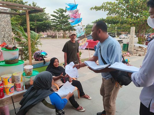 Petugas Dinas Pariwisata (Dispar) Pantai Padang memberi surat imbauan Wali Kota Padang terkait penertiban pedagang di sepanjang Pantai Padang. (Foto: Dok. Dispar Padang)