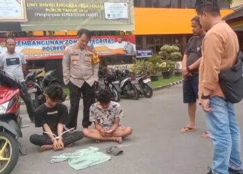 Pelaku pencurian ponsel di sebuah tempat paket ekspedisi ditangkap Tim Klewang pada Selasa (12/9/2023) sore. (Foto: Dok. Polresta Padang)