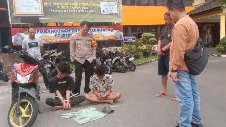 Pelaku pencurian ponsel di sebuah tempat paket ekspedisi ditangkap Tim Klewang pada Selasa (12/9/2023) sore. (Foto: Dok. Polresta Padang)