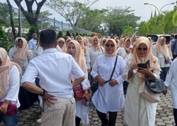 Ribuan Emak-emak Padati BIM Sambut Kedatangan Prabowo Subianto 16 Emak-emak menunggu kedatangan Bacapres Prabowo Subianto di pintu VIP Bandara Internasional Minangkabau. (Foto: Dok. Radarsumbar.com/Muhammad Aidil)