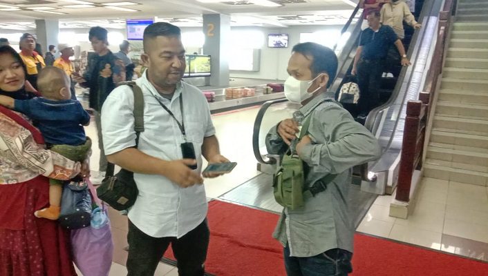 Andre Rosiade Bantu Kepulangan Perantau Padang dari Jakarta, Beri Modal Usaha Rp10 Juta 1 Perantau asal Padang, Risky Ananda (31) disambut langsung Wakil Bendahara DPD Gerindra Sumbar, Hendra Afnezola (tengah) usai mendarat di BIM pada Selasa (12/9/2023) siang. (Foto: Dok. Radarsumbar.com)