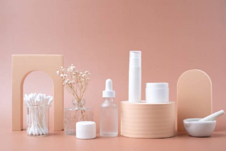 Mengenal Lebih Detail Tentang Maklon Kosmetik dan Manfaatnya 1 ilustrasi makeup