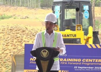 Pusat Latihan Sepakbola Nasional Dibangun di IKN 6 Presiden Jokowi meresmikan Training Center National Pertama di Indonesia di Ibu Kota Nusantara (IKN) pada Jumat (22/9/2023) siang. (Foto: Dok. BPMI Setpres)