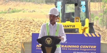 Pusat Latihan Sepakbola Nasional Dibangun di IKN 7 Presiden Jokowi meresmikan Training Center National Pertama di Indonesia di Ibu Kota Nusantara (IKN) pada Jumat (22/9/2023) siang. (Foto: Dok. BPMI Setpres)