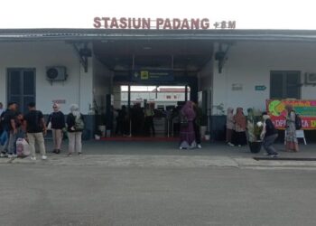 Sejumlah masyarakat yang hendak bepergian menggunakan kereta api. (Foto: Dok. Radarsumbar.com/Muhammad Aidil)