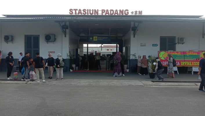 Refleksi 78 Tahun KAI, Apresiasi hingga Asa Reaktivasi Jalur Kereta Api 1 Sejumlah masyarakat yang hendak bepergian menggunakan kereta api. (Foto: Dok. Radarsumbar.com/Muhammad Aidil)