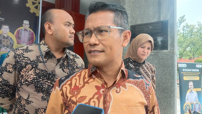 Stafsus Menperin: Industri Kurangi Pengangguran dan Tambah PAD 1 Staf Khusus Menteri Perindustrian (Stafsus Menperin) bidang Hukum dan Pengawasan, Febri Hendri Antoni. (Foto: Dok. Radarsumbar.com/Muhammad Aidil)
