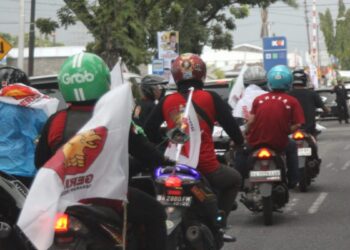 Konvoi sepeda motor mengiringi kedatangan Prabowo ke Sumbar. (dok. istimewa)