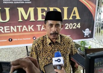 Partisipasi Pemilih Pilkada Sumbar Anjlok, KPU Lakukan Kajian Akademis 8 Ketua KPU Provinsi Sumbar Surya Efitrimen saat diwawancarai awak media massa di Padang, Rabu, (7/9/2023). (Foto: Dok. ANTARA/Muhammad Zulfikar)