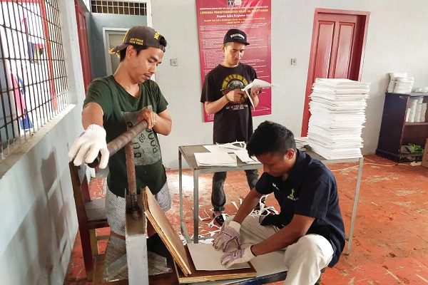 Wah! Narapidana Lapas Bukittinggi Mampu Produksi Ribuan Sandal Hotel Tiap Bulan 1 Warga Binaan Lapas Bukittinggi memproduksi sandal hotel di bengkel kerja Lapas, mereka mampu menghasilkan ribuan pasang sandal setiap bulannya (Foto: Dok. Antara/Al Fatah)