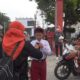 Pembagian masker kepada pelajar oleh Srikandi Relawan Kebencanaan Padang. (Foto: Dok. Istimewa)