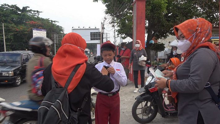 Hadapi Kabut Asap, Srikandi Kebencanaan Padang Sebar Ribuan Masker ke Pelajar 1 Pembagian masker kepada pelajar oleh Srikandi Relawan Kebencanaan Padang. (Foto: Dok. Istimewa)