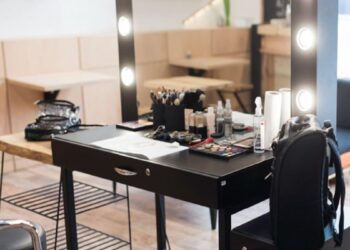 Meja rias minimalis. (Sumber: https://www.freepik.com/free-photo/table-stylist-studio_2123604.htm#query=dressing%20table&position=46&from_view=search&track=ais)