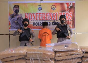 Pelaku penyelundupan narkoba yang diduga dikendalikan dari Lapas Nusakambangan. (Foto: Dok. Polres Limapuluh Kota)