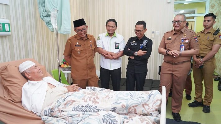 Dibesuk Jajaran Pemko Padang di RS Unand, Eks Wawako Ternyata Alami Patah Tangan Kanan 1 Jajaran Pemko Padang membeuk Wakil Wali Kota Padang periode 2013-2018 yang dilarikan ke rumah sakit karena terjatuh di dekat kolam ikan kediamannya. (Foto: Dok. Prokopim Setda Padang)