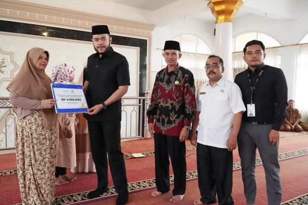 Baznas Padang Panjang Salurkan Rp288 Juta ke Mustahik, Ini Rincian dan Sebarannya 1 Baznas Padang Panjang salurkan zakat Rp288 juta kepada Mustahik. (Foto: Dok. Istimewa)