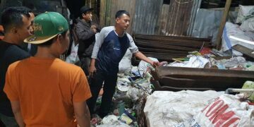 Polisi menggeledah tempat pengepul barang bekas yang diduga sebagai lokasi penyimpanan barang bukti besi rel kereta api hasil curian. (Foto: Dok. Polres Padang Panjang)