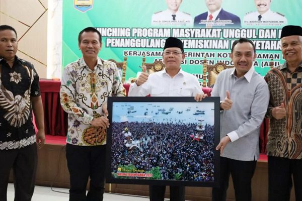 Cara Pariaman Tekan Angka Kemiskinan dan Pengangguran 1 Wali Kota Pariaman, Sumbar Genius Umar (dua kiri) berfoto bersama dengan Kepala Utusan Khusus Presiden RI Bidang Kerja Sama Pengentasan Kemiskinan dan Ketahanan Pangan, Muhamad Mardiono pada peluncuran MUP di Pariaman, Minggu (10/9). (Foto: Dok. Antara/HO-Diskominfo Pariaman)