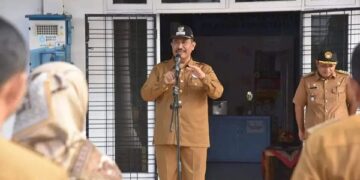 Wawako Pariaman, Sumbar Mardison Mahyuddin saat memimpin apel pagi ASN di lingkungan Pemerintah Kecamatan Pariaman Tengah, Pariaman, Senin. (Foto: Dok. Antara/HO-Diskominfo Pariaman)