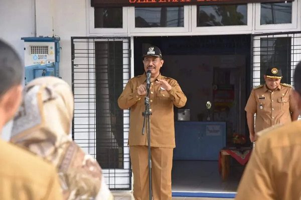 Wawako Pariaman, Sumbar Mardison Mahyuddin saat memimpin apel pagi ASN di lingkungan Pemerintah Kecamatan Pariaman Tengah, Pariaman, Senin. (Foto: Dok. Antara/HO-Diskominfo Pariaman)