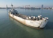 Kapal Perang Bekas Resmi Bersandar di Pantai Pariaman