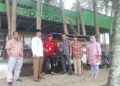 Wakil Bupati Pasaman Barat Risnawanto (pakai peci), Kepala Bapenda Afrizal Azhar (baju merah) dan jajaran Dinas Perdagangan Koperasi dan UKM saat meninjau pusat kuliner Pasaman Barat Food Court di taman tematik belakang kantor Palang Merah Indonesian daerah itu, Kamis (7/9/2023). (Foto: Dok. Antara/Altas Maulana)