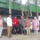 Wakil Bupati Pasaman Barat Risnawanto (pakai peci), Kepala Bapenda Afrizal Azhar (baju merah) dan jajaran Dinas Perdagangan Koperasi dan UKM saat meninjau pusat kuliner Pasaman Barat Food Court di taman tematik belakang kantor Palang Merah Indonesian daerah itu, Kamis (7/9/2023). (Foto: Dok. Antara/Altas Maulana)