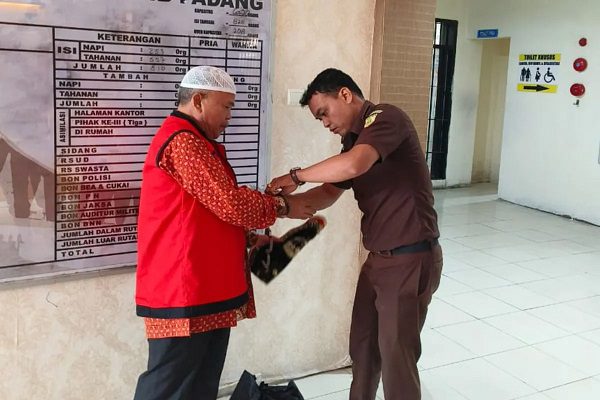 Jaksa Kejari Pasbar Tuntut Terdakwa Pencucian Uang Pembangunan RSUD 20 Tahun Penjara 1 Terdakwa AM ketika sebelum sidang pembacaan dakwaan perkara Tindak Pidana Pencucian Uang (TPPU) pada kasus pembangunan gedung Rumah Sakit Umum Daerah (RSUD) Pasaman Barat tahun anggaran 2018-2020 di Pengadilan Negeri Tipikor, Kamis (21/9/2023). (Foto: Dok. Antara/HO-Kejari Pasbar)