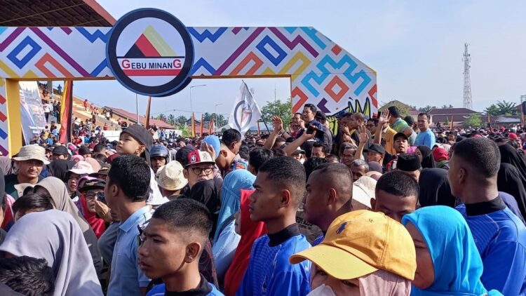 Pelepasan peserta jalan santai Gebu Minang di Pariaman. (dok. istimewa)