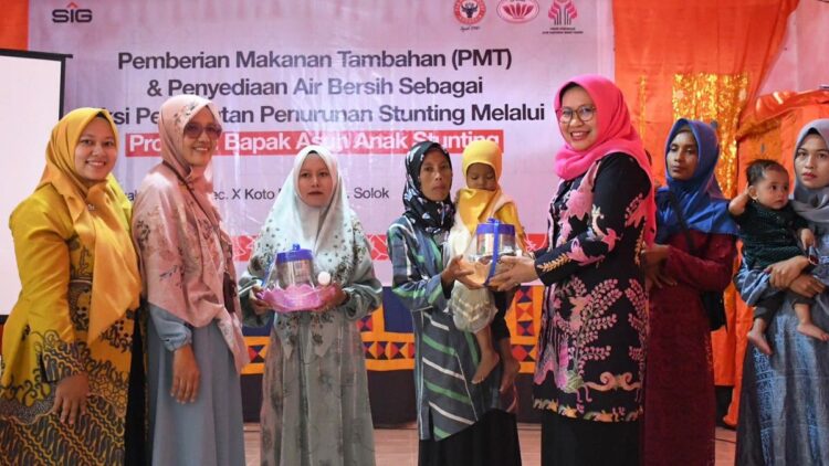 IIP BUMN Sumbar dan FKIK-SP Salurkan PMT serta Penyediaan Air Bersih 1 Ketua FKIK-SP Ny Fery Sarvino menyerahkan bantuan PMT dari FKIK-SP untuk Baduta Stunting dan Ibu Hamil di Nagari Labuah Panjang, Kecamatan X Koto, Kabupaten Solok, kepada Asisten Bidang Pemerintahan dan SDM Kabupaten Solok Muliadi Marcos. (dok. Humas)