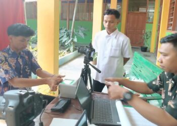 Pemkab Agam Jemput Bola Layanan Kependudukan lewat Program Siskambling dan SILETON 1 ilustrasi perekaman data e-KTP. (dok. infopublik)