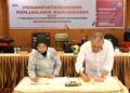 Direktur Keuangan & Umum PT Semen Padang Oktober (kanan) bersama Plt Kepala BNNP Sumbar Fortuna Maisari menandatangani Perjanjian Kerja Sama (PKS) yang digelar di Wisma Indarung PT Semen Padang, Kamis (21/9/2023). (dok. Humas)