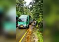 Arus lalu lintas Jalan Padang-Painan licin usai truk terbalik di kawasan Sungai Lundang pada Sabtu (30/9/2023) dini hari. (Foto: Dok. Polsek Koto XI Tarusan)