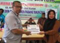 Penyerahan bantuan program pelatihan Satpam oleh Forum Nagari Koto Lalang melalui dana TJSL Semen Padang. (dok. Humas)