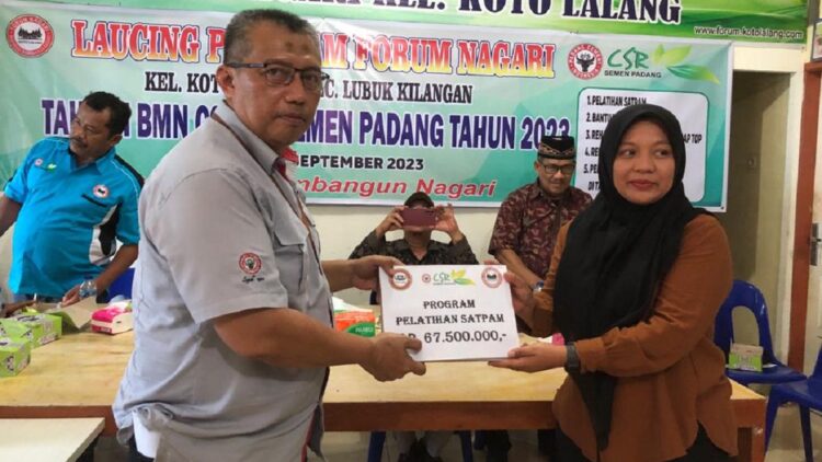 Ikuti Pelatihan Satpam, Pekerja Serabutan Bersyukur Difasilitasi Semen Padang 1 Penyerahan bantuan program pelatihan Satpam oleh Forum Nagari Koto Lalang melalui dana TJSL Semen Padang. (dok. Humas)