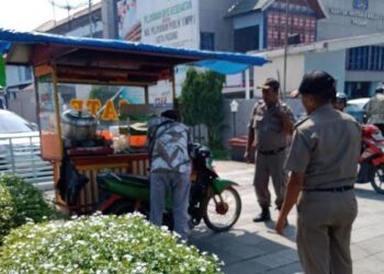 Penertiban PKL membandel di trotoar Khatib Sulaiman. (Foto: Dok. Satpol PP Padang)