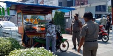 Penertiban PKL membandel di trotoar Khatib Sulaiman. (Foto: Dok. Satpol PP Padang)