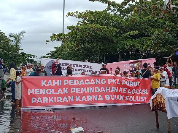 Pedagang Pantai Padang Tutup Akses Jalan, Tolak Direlokasi 1 Aksi blokade jalan menuju Pantai Cimpago oleh PKL yang menolak direlokasi. (Foto: Dok. Satpol PP Padang)