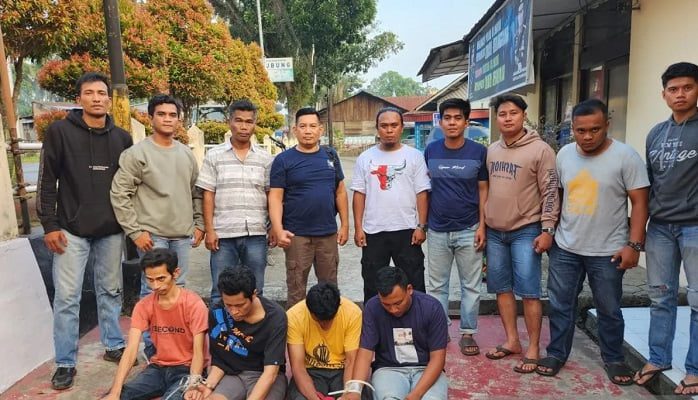 4 Pemuda asal Solok Tertunduk di Hadapan Polisi Gegara Ini 1 4 pemuda asal Kabupaten Solok ditangkap polisi gegara kasus penyalahgunaan narkotika. (Foto: Dok. Polres Solok)