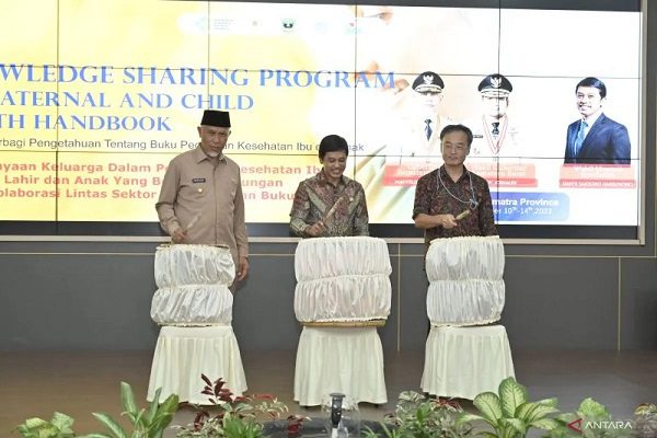 Wakil Menkes: Buku Kesehatan Ibu dan Anak Penting 1 Wamenkes RI, Prof Dr Dante Saksono Harbuwono SpPD KEMD PhD bersama perwakilan JICA Yasui Takehiro dan Gubernur Sumbar, Mahyeldi saat membuka 15th Knowledge Sharing Program On Maternal And Child Health Handbook di Padang, Senin (11/9). (Foto: Dok. ANTARA/Miko Elfisha)